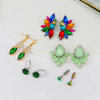 

BFH Women's Earrings Set Pearl Earrings For Women Bohemian Fashion Jewelry 2020 Geometric Small Crystal Heart Stud Earrings New