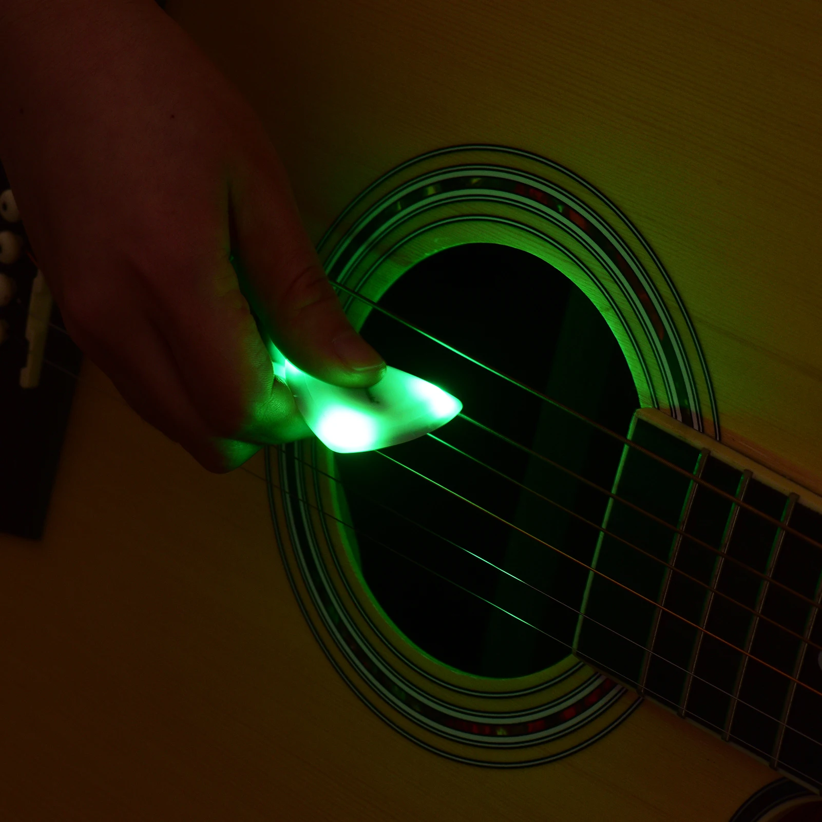 Светящаяся электрогитара. Светящаяся электрогитара. Светящаяся электрогитара. Неоновые струны. Гитара со светодиодами.