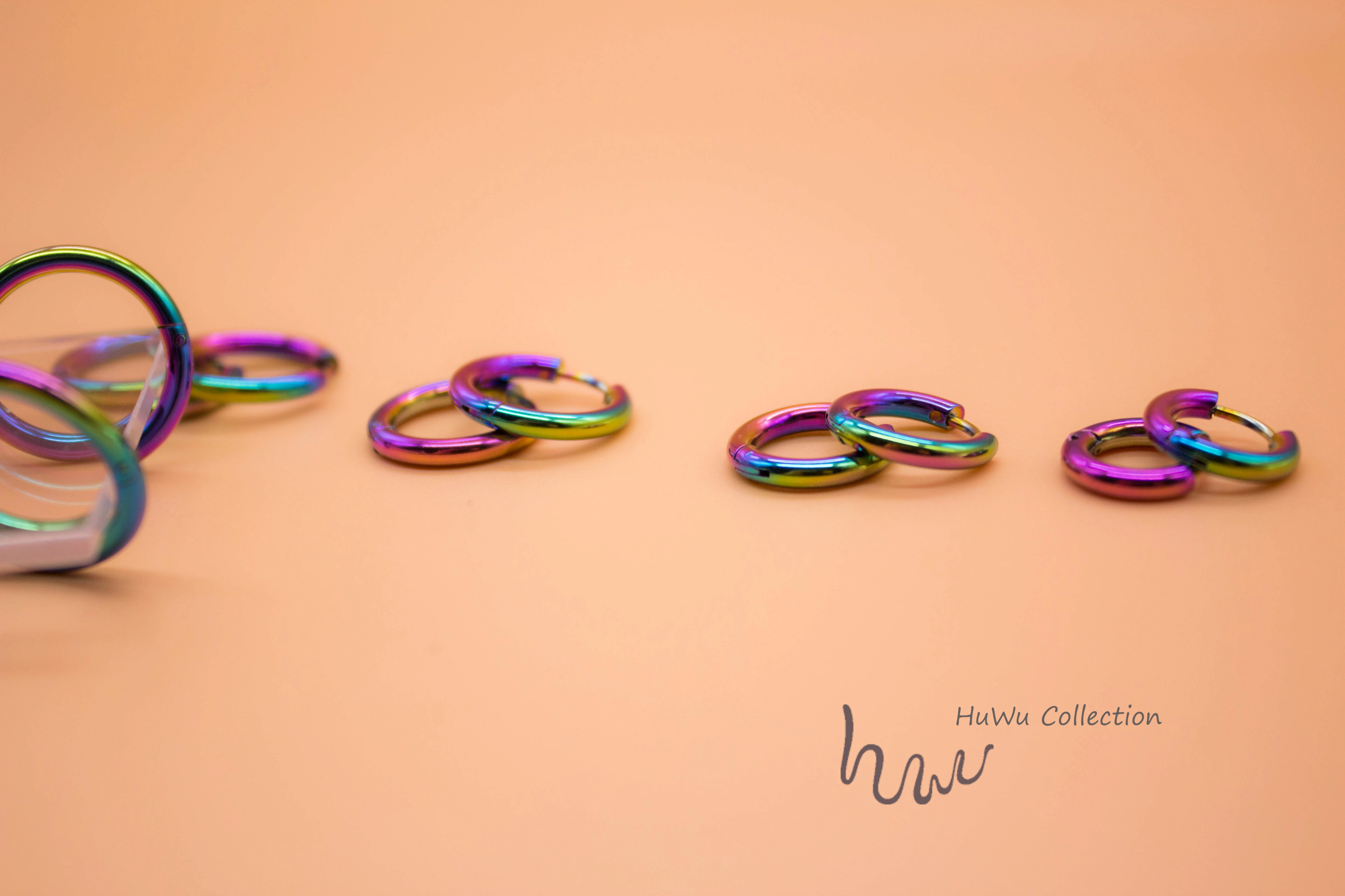 Серьги HuWu Gradient Ear Hoop and Huggies в упаковке из 5 простых сережек для всех мужчин и женщин с новейшим ослепительным цветом