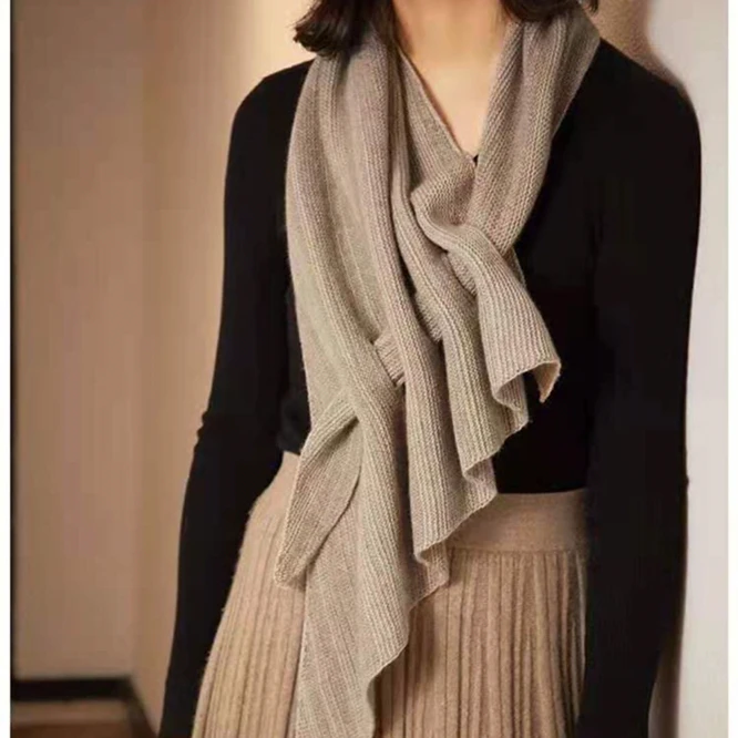 Модная вязаная шаль для весны и осени