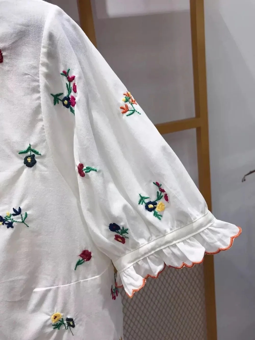 Женская белая рубашка с цветочной вышивкой, короткий рукав, новинка, летняя хлопковая блузка с v-образным вырезом и рюшами, Топ