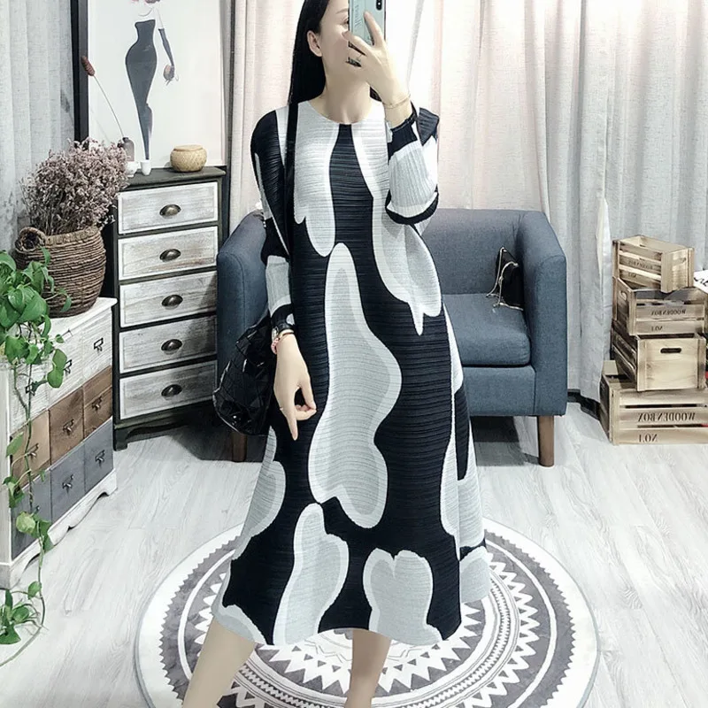 

LANMREM Black Round Neck Long Sleeve Pleat Print Irregular Loose Plus Woman Dress Casual Simple Fashion 2019 Autumn New TV751