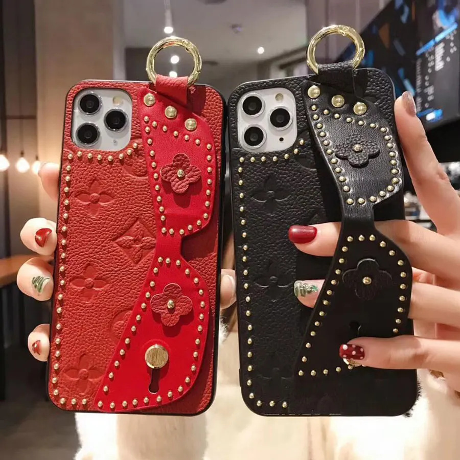 

3D Butterfly Wrist Flower Bracket Phone Cover For iPhone 8 8Plus 6 S 7 Plus X XR XS MAX 11 Pro Max 11 11 Pro Rivet Leather Case