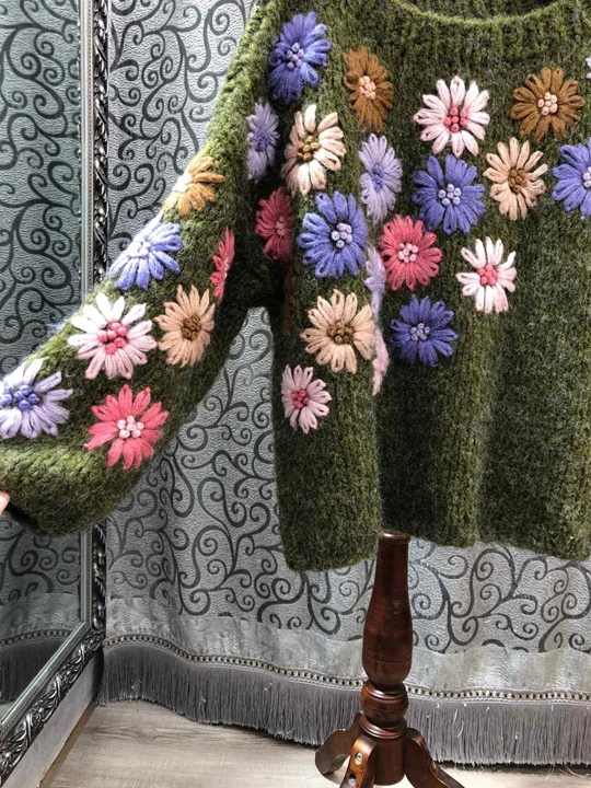 Early Autumn New Women's Broad-necked Flower Patterns Colour-matching Knitted Long-sleeved Loose Knitted Shirt 918