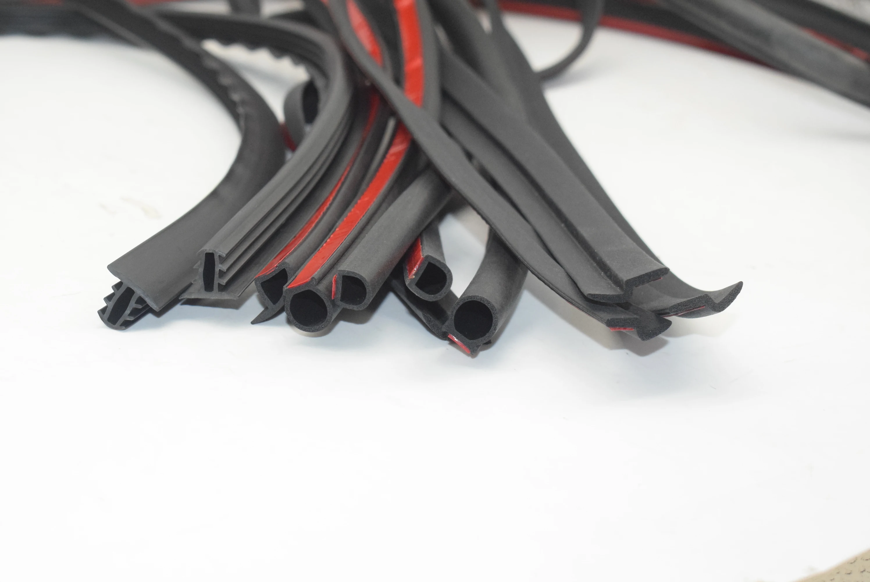 Уплотнитель дверной с4 седан. 077. Лента эпдм (уплотнитель эзу 400\2). 772 summa. Уплотнитель b pillar.