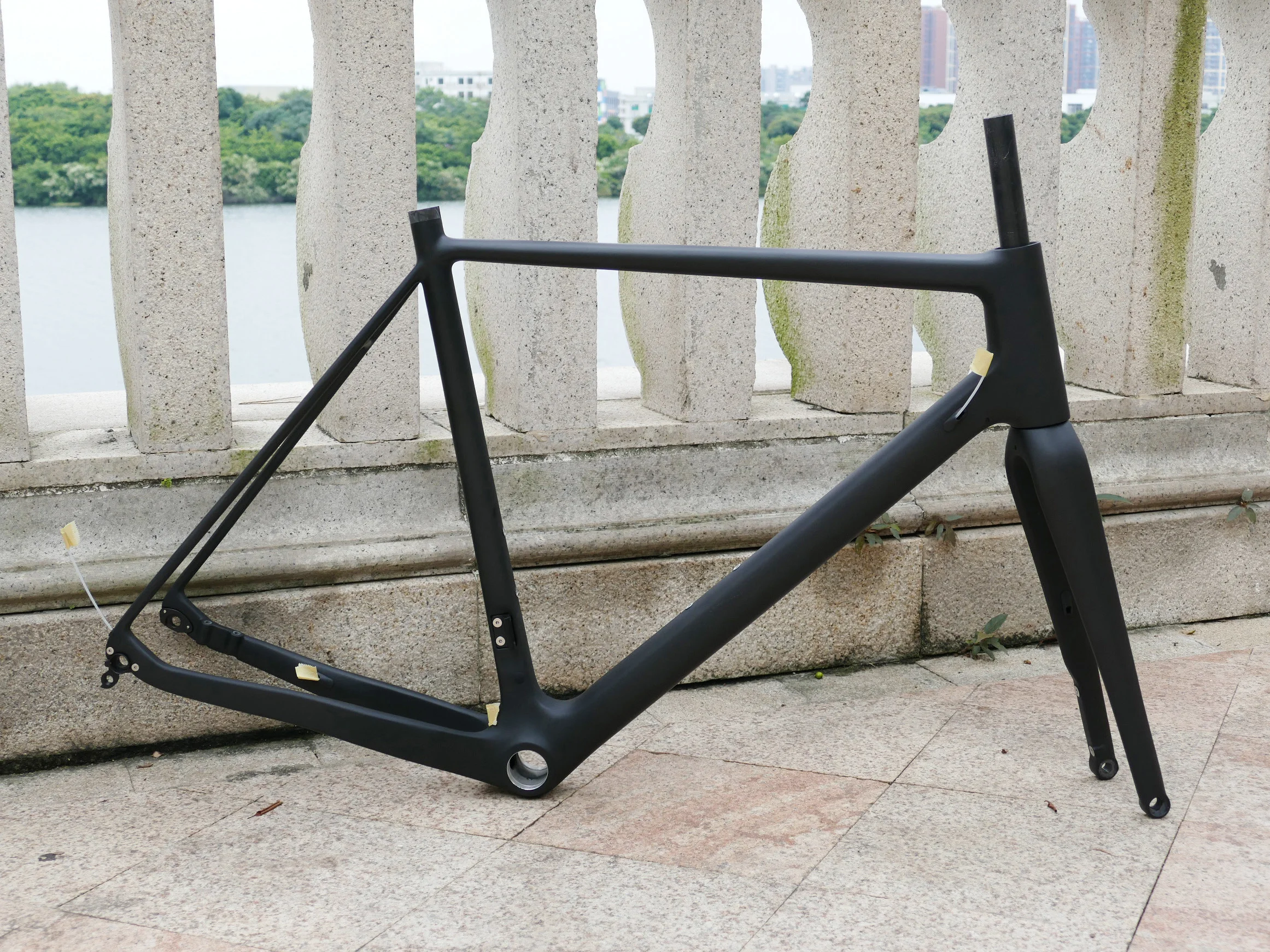 Excellent Full Carbon Toray Matt Cyclocross Bike Disc Brake BSA BB30 Frame 12 * 142mm Thru Axle and Fork 15 * 100mm Thru Axle 1