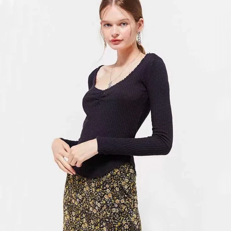 Женский топ с v-образным вырезом и изогнутым подолом необработанной отделкой