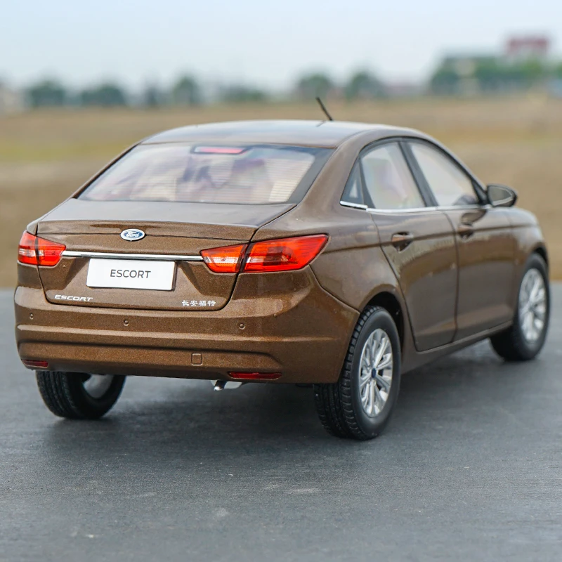 1/18 масштаб Ford ESCORT коричневая литая модель автомобиля с небольшим подарком