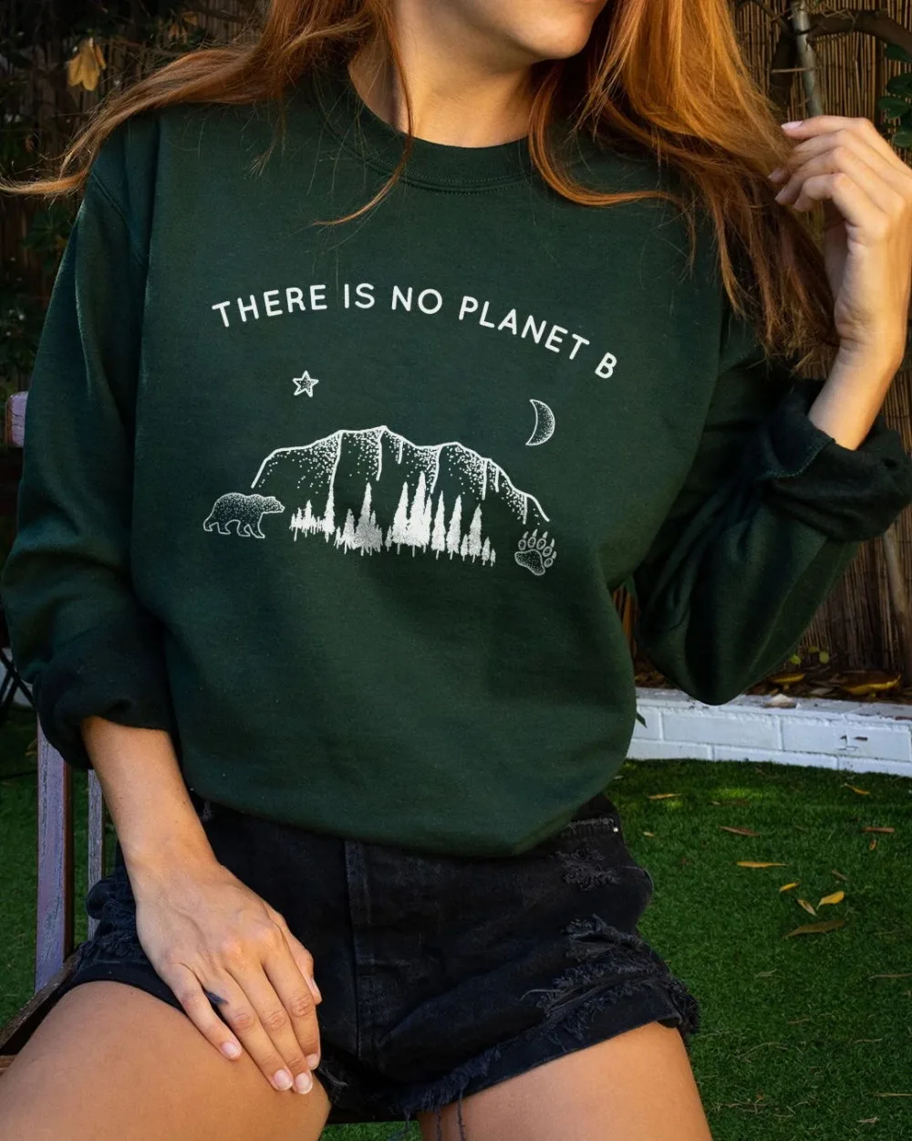 NoPlanetB_Crewneck_ForestGreen_Lifestyle1_2000x2000_crop_center_看图王.web