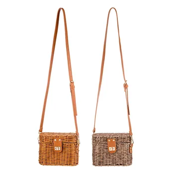 

2020 Spring，Women Shoulder Bags，Front flap closure, with interlocking clip, adjustable shoulder strap，AMN-BO1203