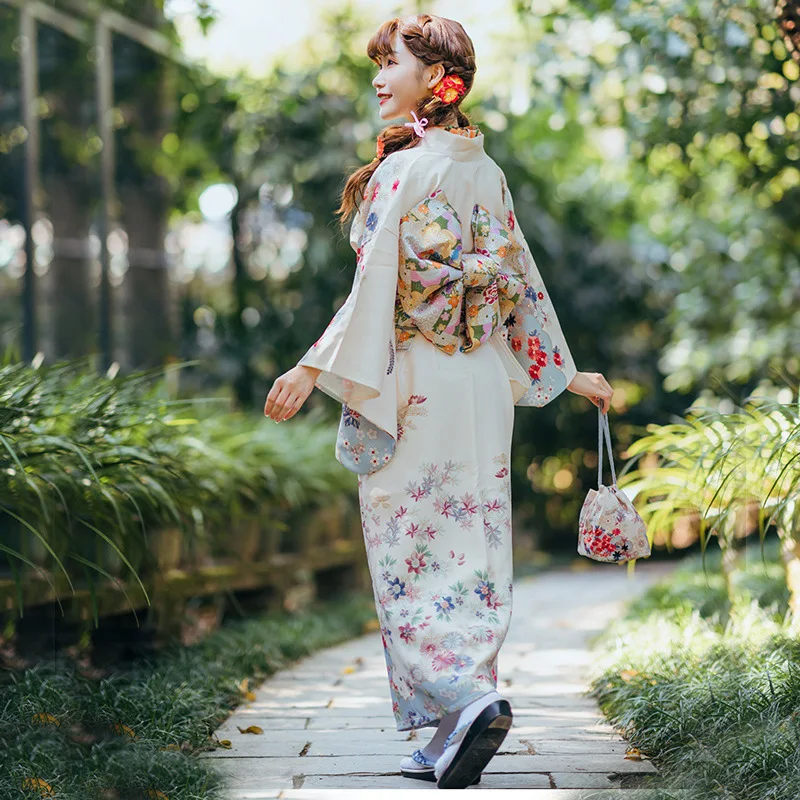 Kimono Japonés Mujer Con Blanco Obi Estilo Vintage Flor Impreso Ejecución  Yukata Vestido Fotografía Baño Túnica