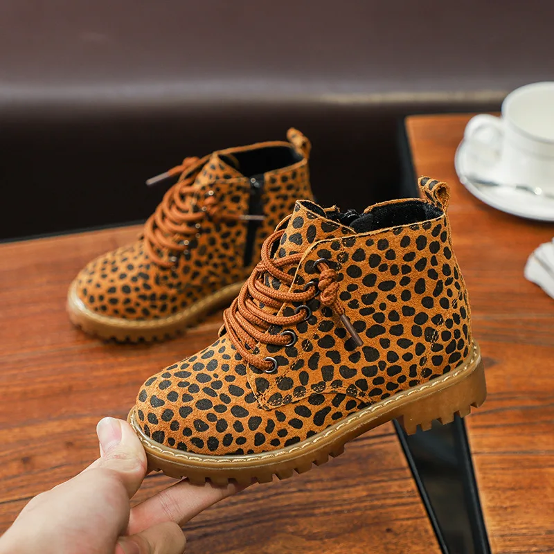 Ботинки для мальчиков ботильоны на высоком каблуке; сезон осень-зима; Botas; красивые модные ботинки на тонком меху для девочек; леопардовые ботинки на шнуровке с тигром; 26-37
