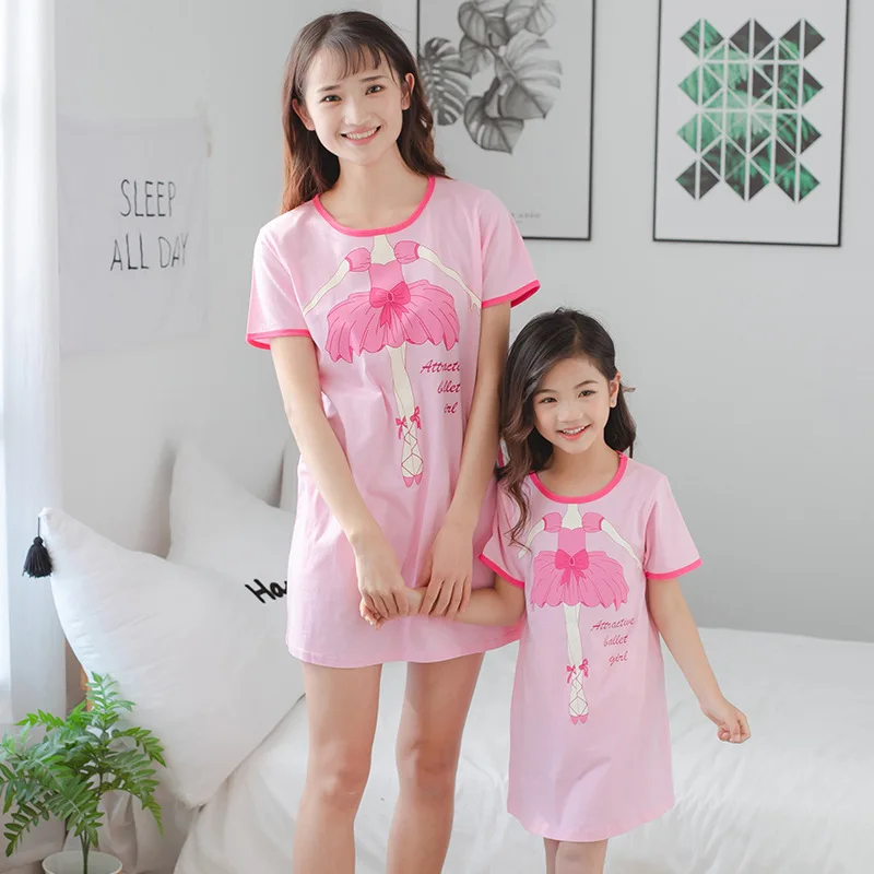 Платья для мамы и дочки; летние хлопковые одинаковые комплекты для семьи; одинаковые пижамы с героями мультфильмов; одежда для сна с короткими рукавами для девочек