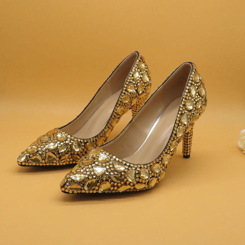 Свадебные туфли цвета шампанского с острым носком и украшением в виде кристаллов; женские туфли на высоком каблуке; вечерние модельные туфли и сумочка