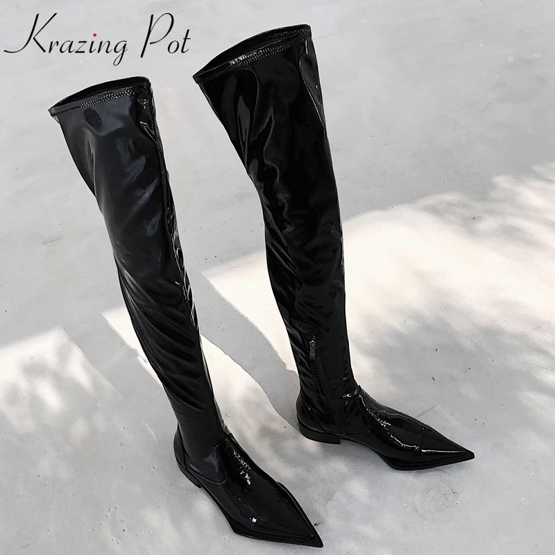 Krazing pot/Европейские Дизайнерские Сапоги из лакированной кожи с острым носком в стиле панк-рок, сохраняющие тепло Сапоги выше колена на низком каблуке с суперзвездами, l61