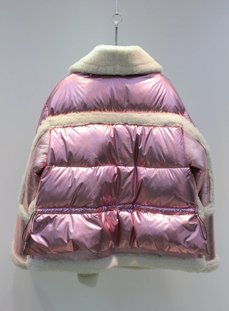 Женская зимняя модная Роскошная байкерская куртка из серебристой лакированной кожи с овечьим мехом и белым утиным пухом