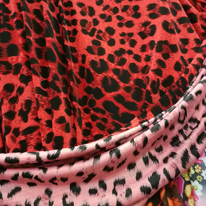 vias, tecido com estampa de leopardo vermelho,