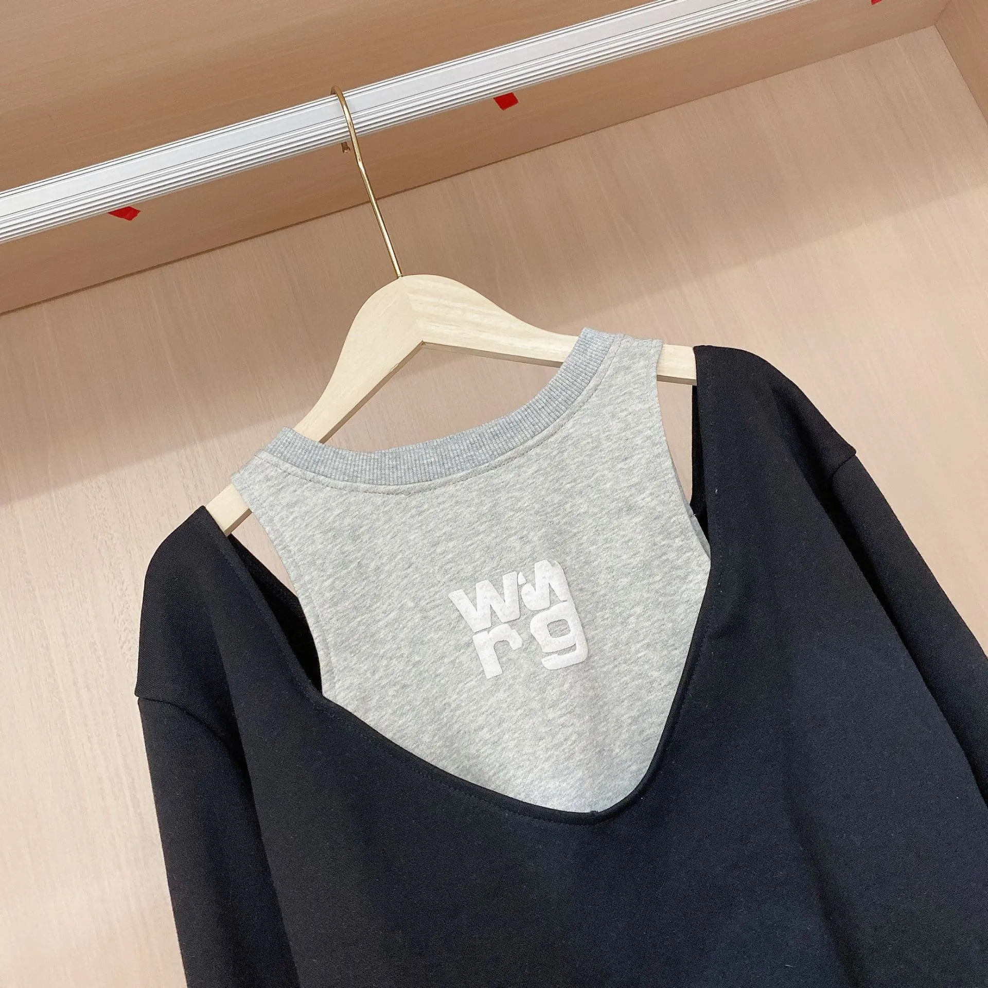 2021 New Style Strapless Letters Long-Sleeved Women's T-Shirt Early Autumn Style Stitching Fake Two-Piece Sweater Loose Top B021 vintage tees