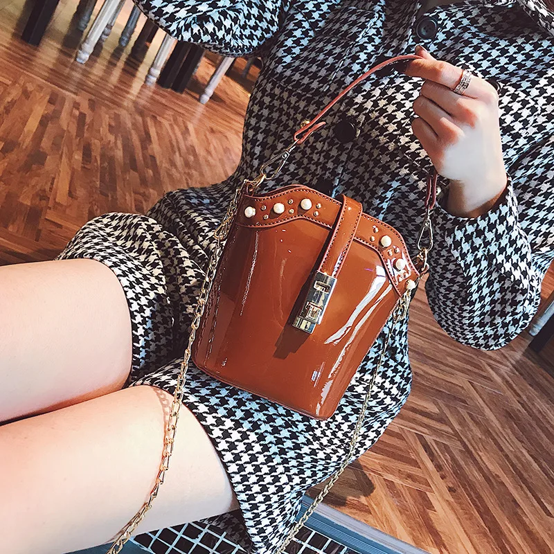

2019 New Fashion Lacquer Bucket Bag Pearl Lock Chain Single Shoulder Leaning Bag Handheld Women Bag