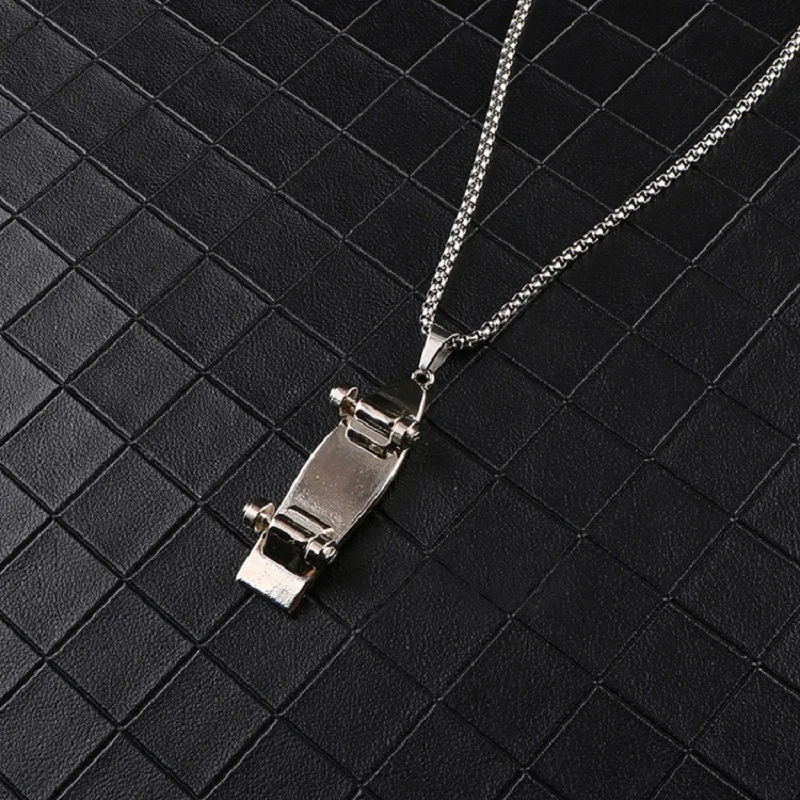 Collar con Colgante de Patineta con el Eslogan "OFF THE WALL" (Acero Inoxidable) H6286acb6d3d6429a936710252930403bi