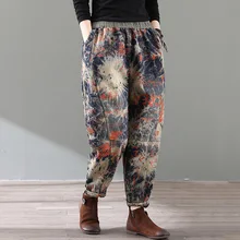 Зимние джинсы больших размеров свободные теплые флисовые Для женщин Повседневное джинсовые штаны Новинка, эластичная резинка на талии; со вставками и принтом в стиле ретро, брюки, подходящие для любого размера