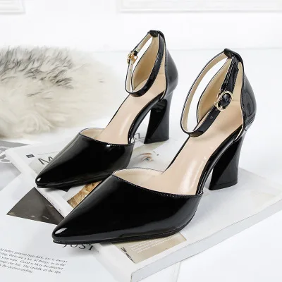 Европейские и американские пикантные туфли с острым градиентом на высоком