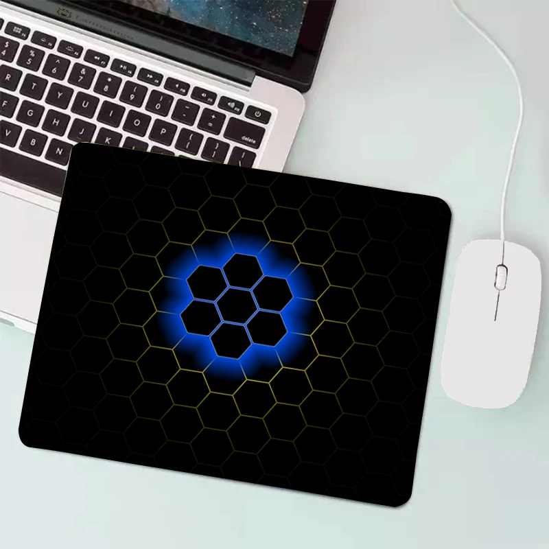 thumbnail image 1 of Alfombrilla de ratón con diseño de panal hexagonal de Anime, accesorios para juegos, mueble para PC, teclado de ordenador, alfombrilla de escritorio, alfombrilla de goma para portátil pequeña, 1 of 5