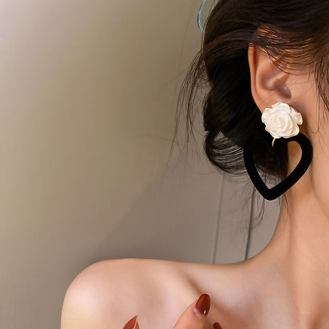 Love Flower Heart Drop Earrings for Women Vintage Gothic Black Hollow Art Earring Exaggerated Resin Forest Jewelry Gifts