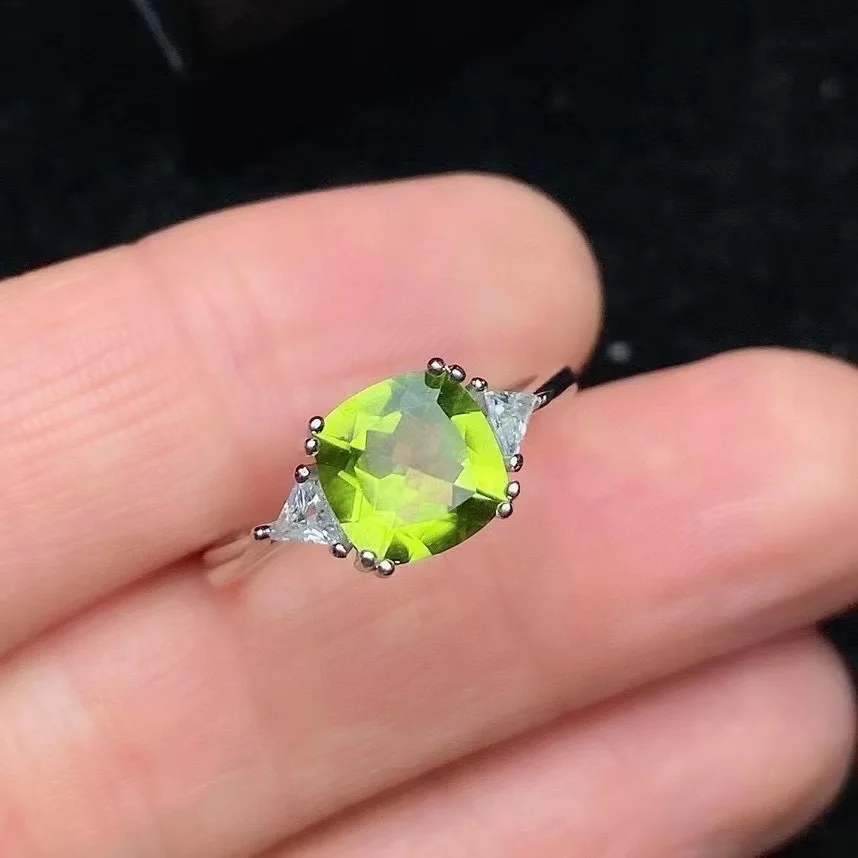 

New natural peridot ring, 925 silver women's ring, exquisitely crafted, gorgeous color, elegant and beautiful