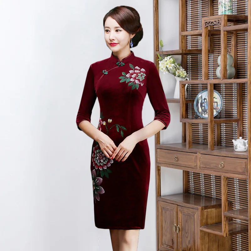 

2019 New Arrival Velvet Cheongsam Dress Hand-painted Improved Slim Seven Part Retro Mother's Wear For Middle-aged And Elderly
