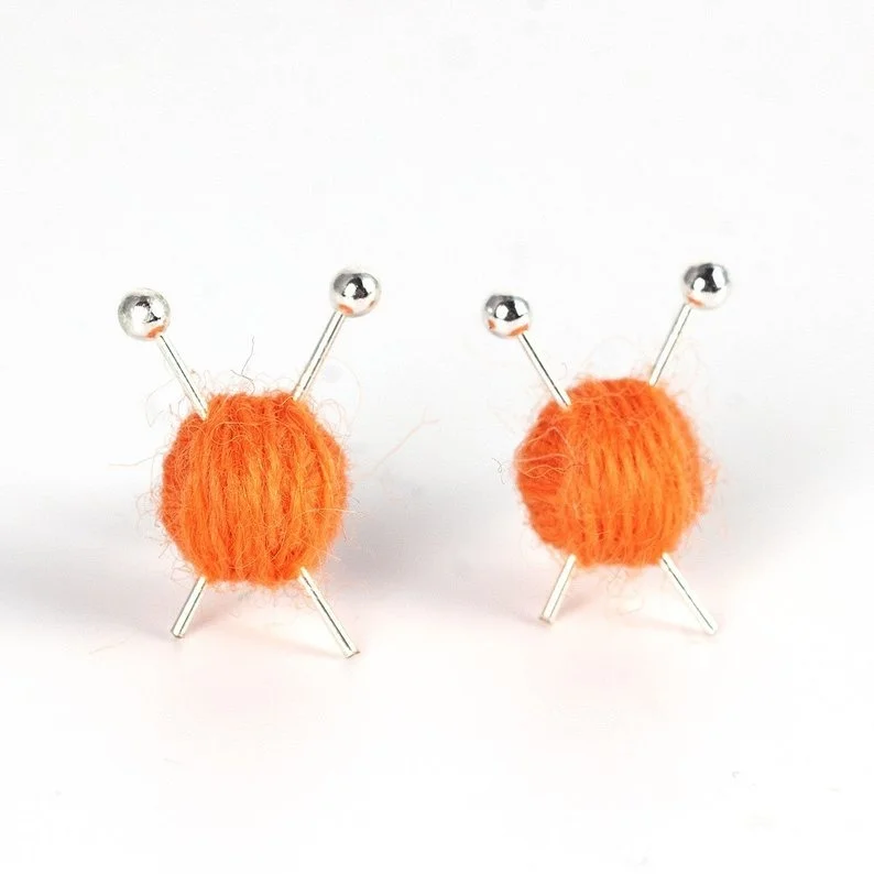 Шерстяные связанные серьги-плетеные шарики и иглы, миниатюрные спицы, подарок для вязания, посеребренные серьги-гвоздики, плетеные шарики
