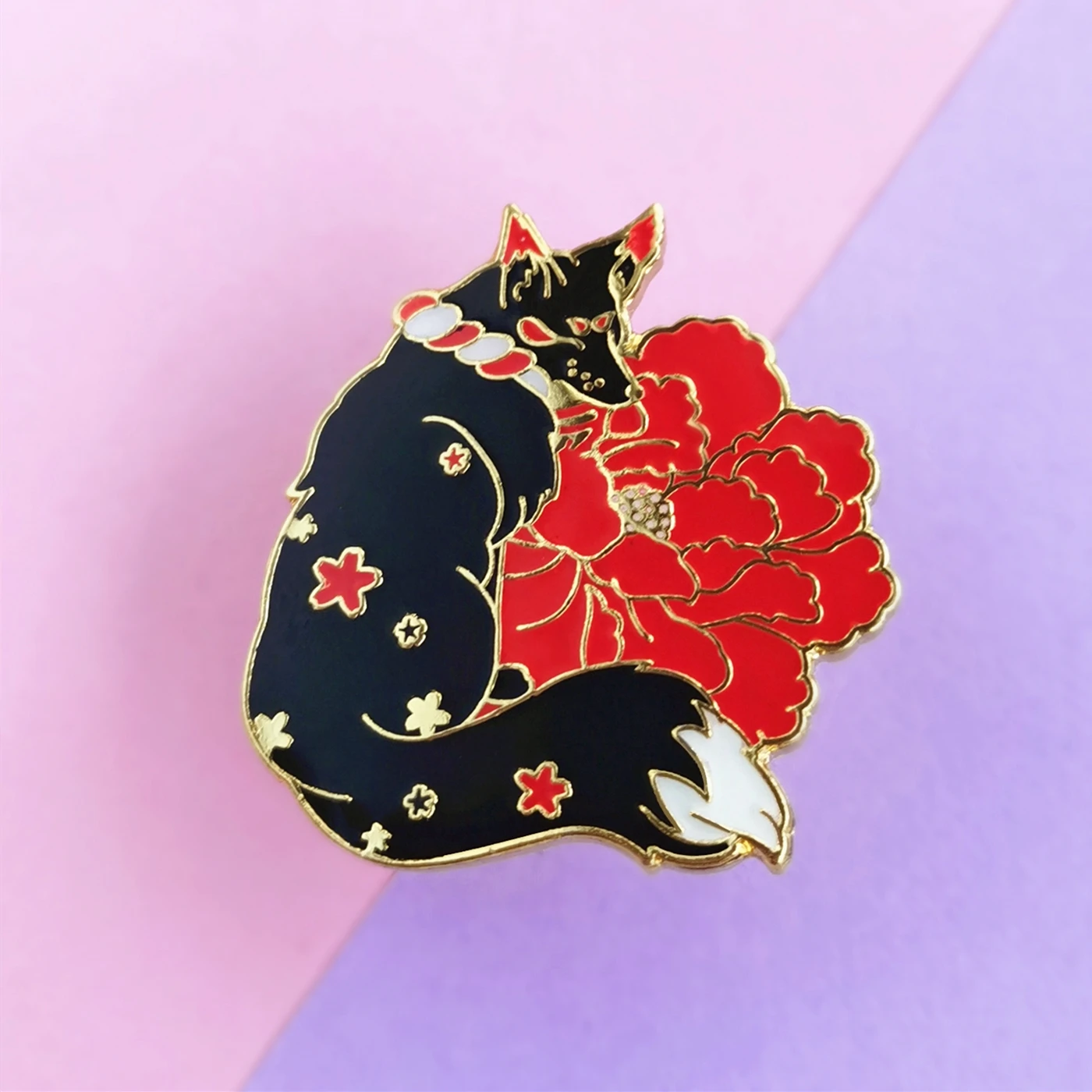 

Elegant Japan Shrine Kitsune Hard Enamel Pin Kawaii Fox and Beautiful Red Flower Brooch Cartoon Animal Lapel Pins Jewelry