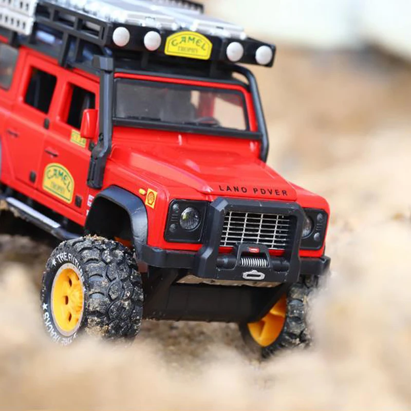 1:28 литая под давлением модель автомобиля Land Rovers Suv Металлический Игрушечный Автомобиль со звуком, подвесной светильник для детей, подарок для отслеживания