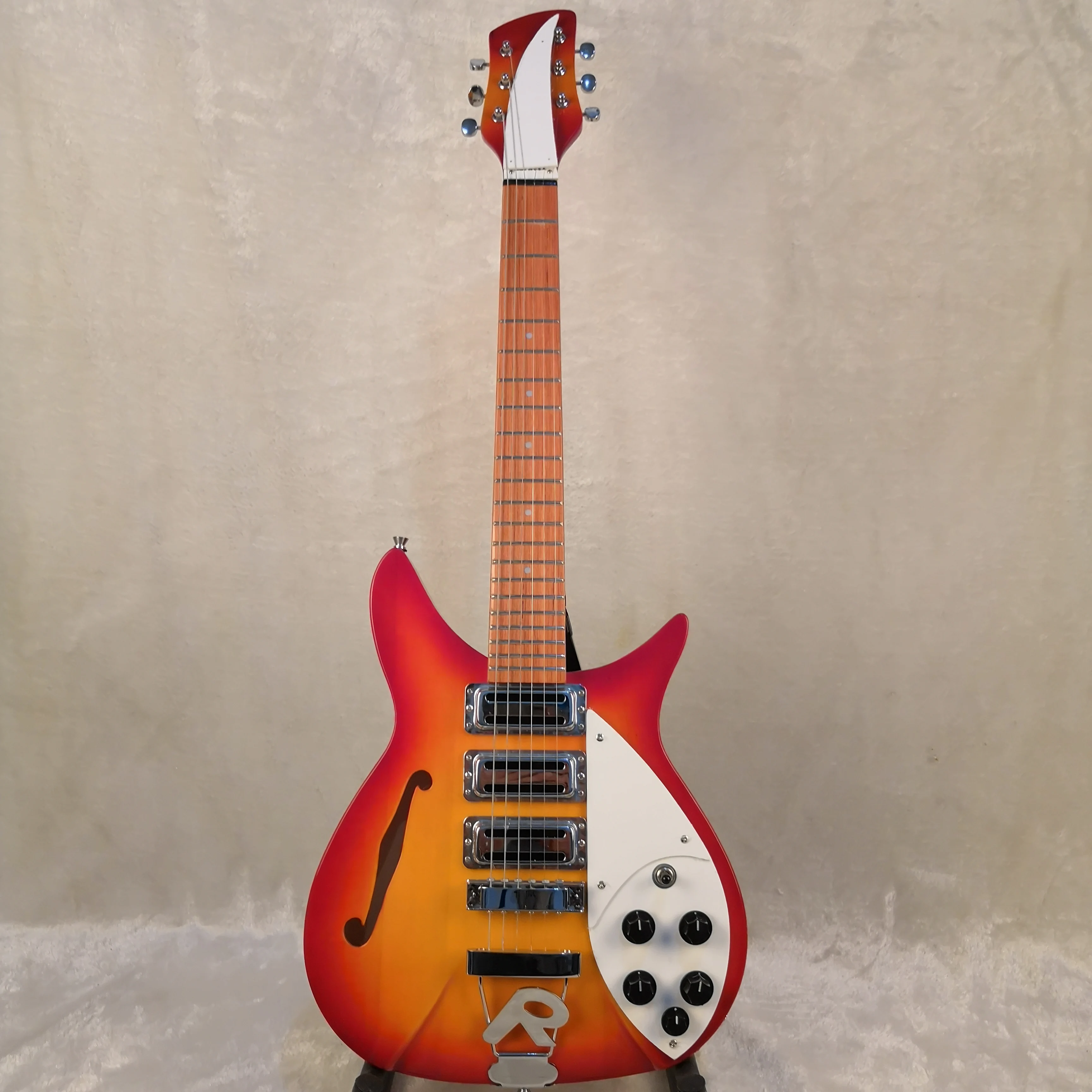 Электрическая гитара корпус вишневого красного цвета с F отверстием Ricken 325