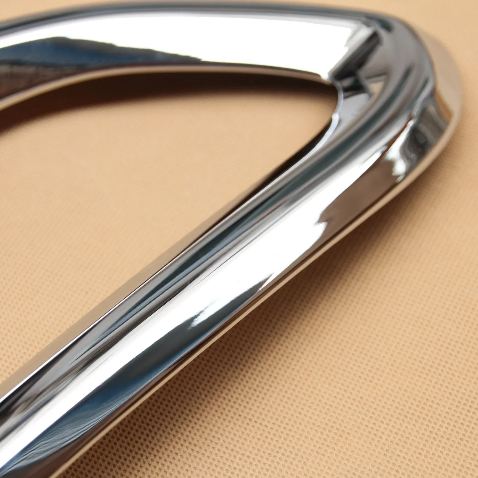 Рисунок 4 - Яркая Хромированная передняя противотуманная