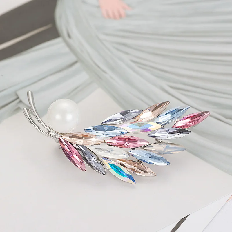 

Trendy Feather Zircon Ol Style Brooch Pin Slap-up Wear Performance Imitation Pearl Brooches for Women Crystal Jewelry Accessory