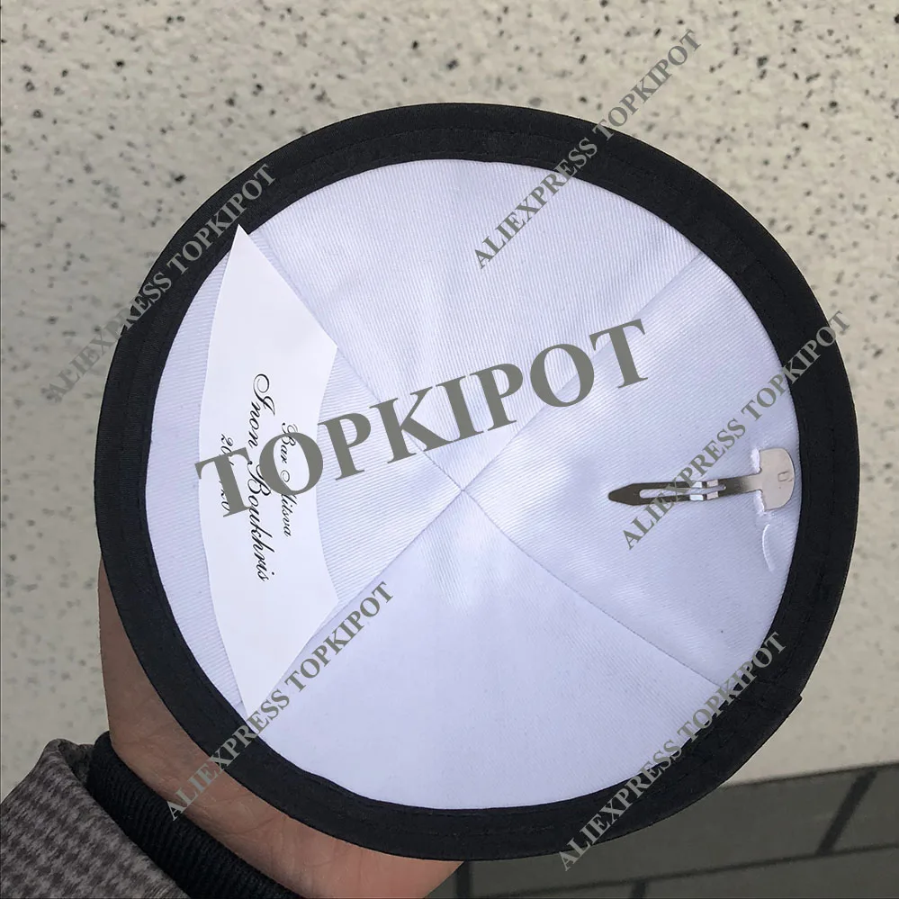 Черный сырой шелк кипа с белой вышивкой логотипа по дизайну клиента