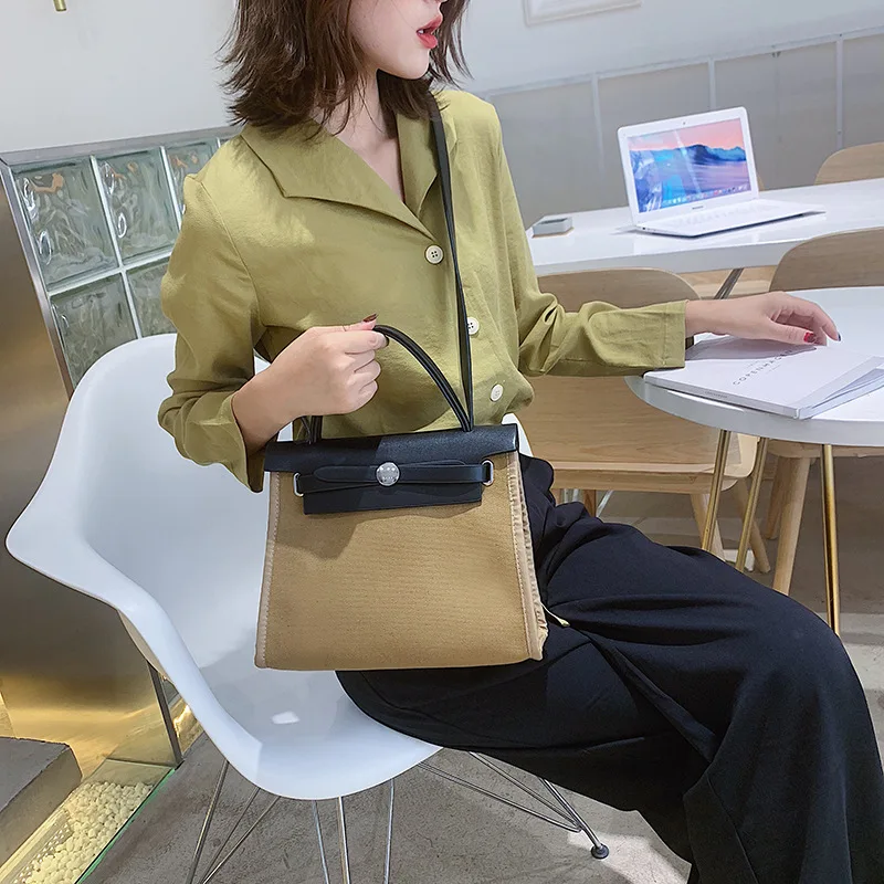 

2019 new style handbag with one shoulder and oblique satchel