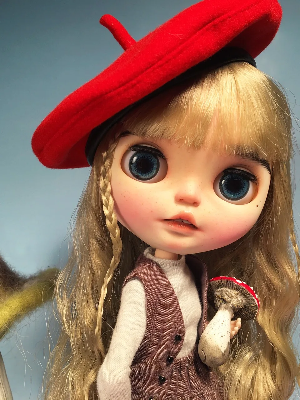 

ICY 19 joint blyth doll with makeup face white skin Golden Wool curls Fairy big eye girl makeup doll 26cm