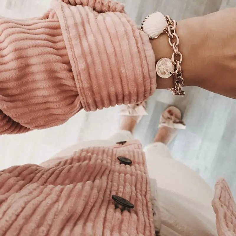 

Punk Female Bracelets Shell Scallop Round Portrait Engraving Pendant Gold Bracelet Fashion Lady Bangle Jewelry Accessories