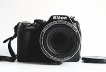 Appareil photo numérique Nikon Coolpix P100 10 MP d'occasion avec Zoom à réduction de Vibration optique (VR) 26x et écran LCD 3 pouces