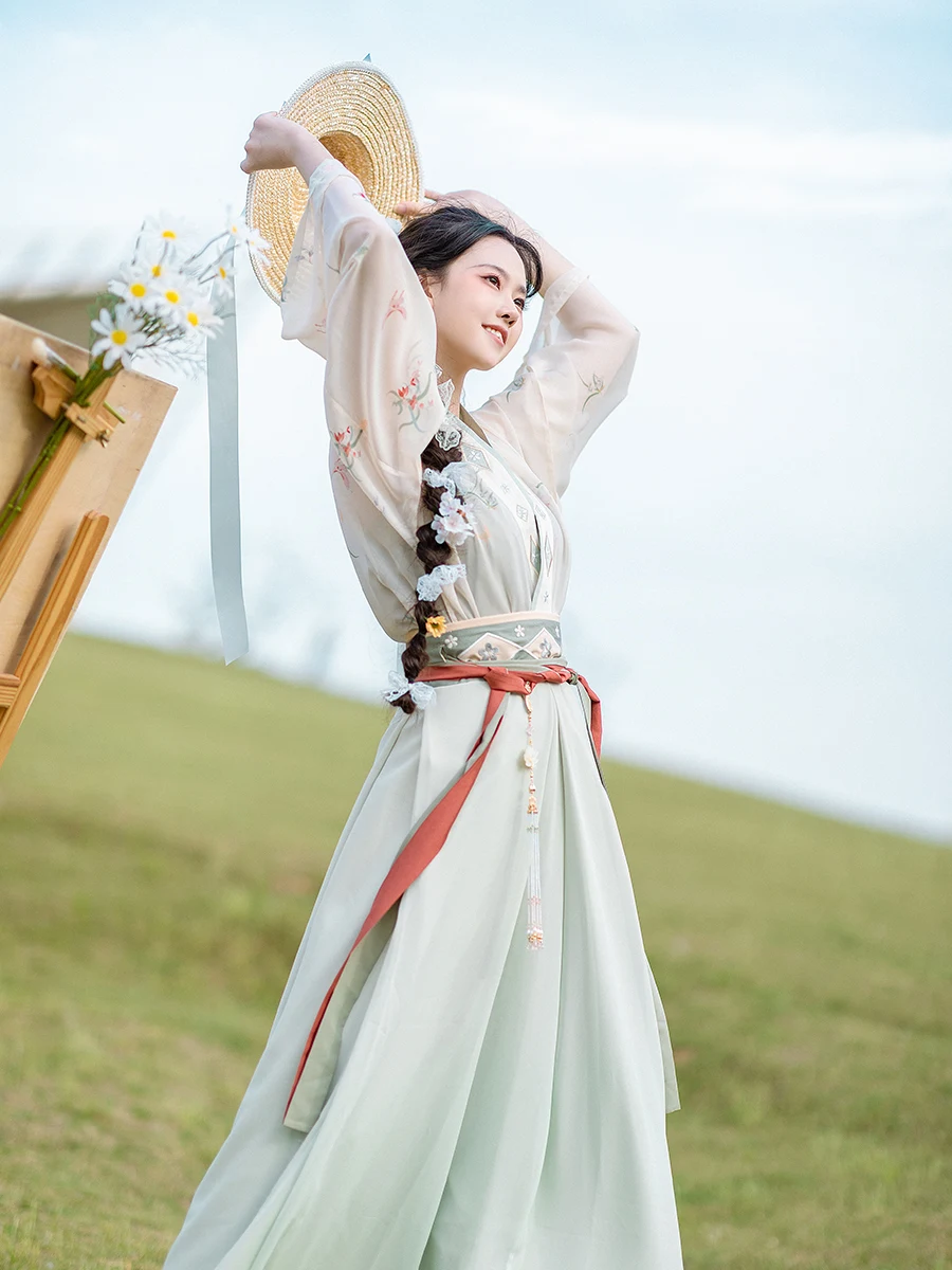 

From Song Dynasty to Song Dynasty, the four broken and three buckled skirts were originally changed to Hanfu