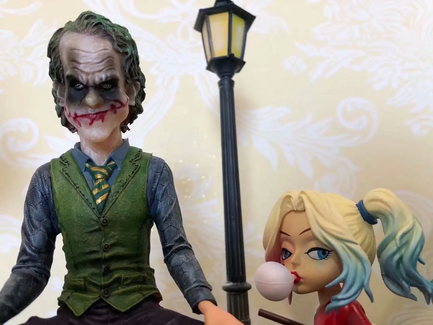 

Suicide Squad Clown Joker Baby Clown Women's Street Lamp Scene Statue Garage Kit Model