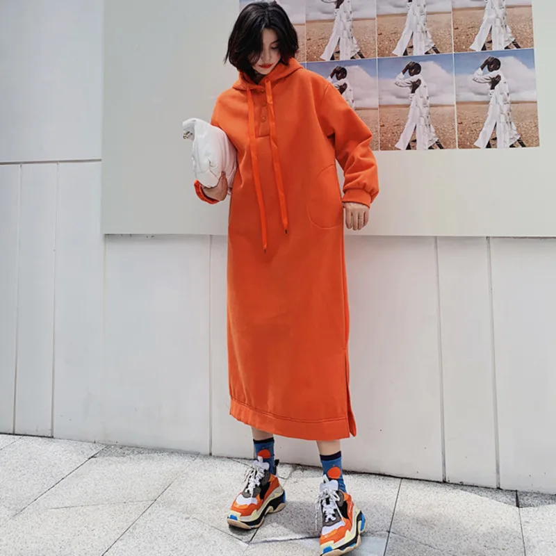 

[EWQ] Solid Color Long Loose Button Buckle Sweatshirt 2019 Autumn Winter New Long-sleeved Hooded Fleece Black Ladies Dress QK592