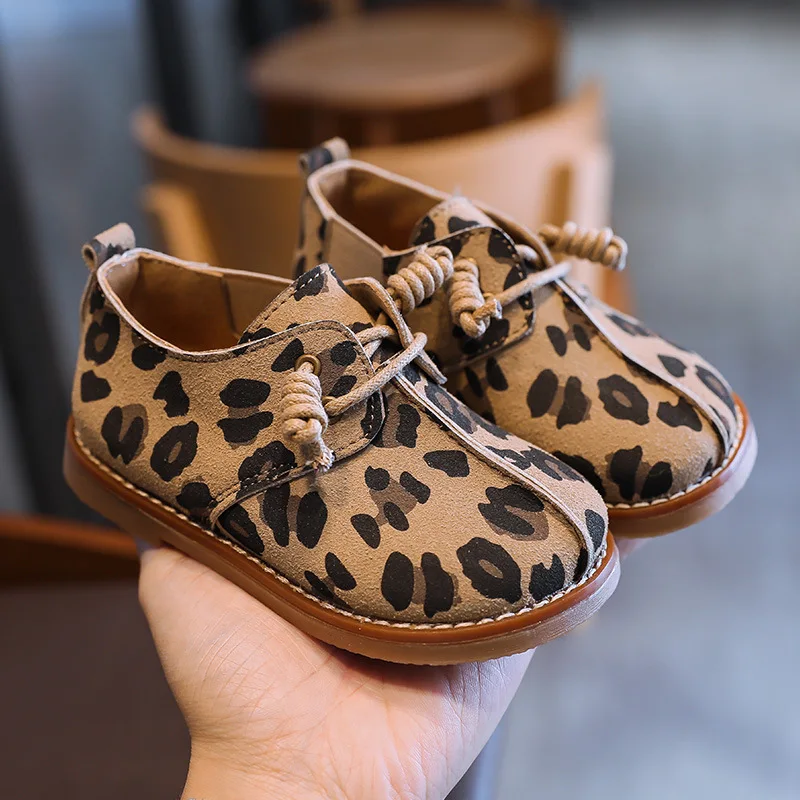Zapatillas de deporte informales para niños y niñas, zapatos de cuero Unisex, con estampado de leopardo, a la moda, antideslizantes, para primavera y otoño