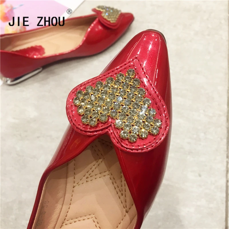 Популярная женская обувь; красивые модельные туфли из лакированной кожи с острым носком на плоской подошве; женские свадебные туфли на плоской подошве с металлическим каблуком; женские водонепроницаемые Мокасины
