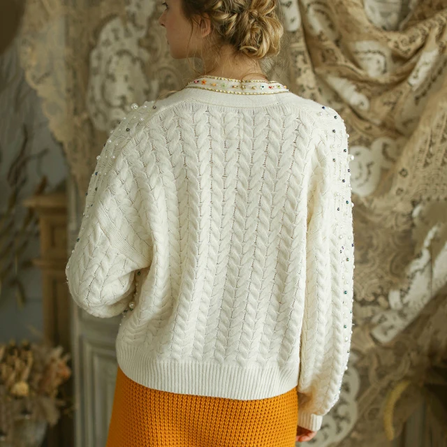 Elegant knitted cardigan with pearls