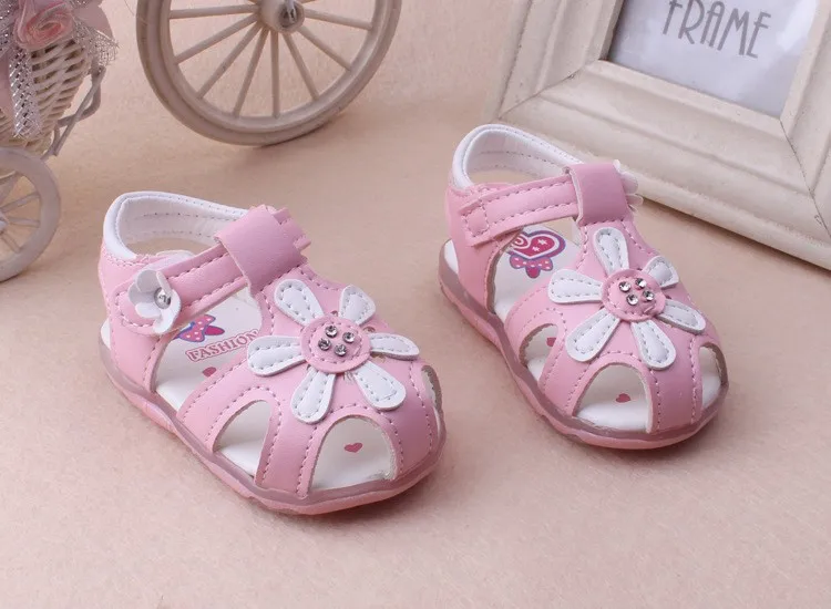 Светодиодный свет обувь для маленьких девочек от 0 до 3 лет сандалии красивая светящаяся детская обувь с цветами мягкая подошва обувь для новорожденных