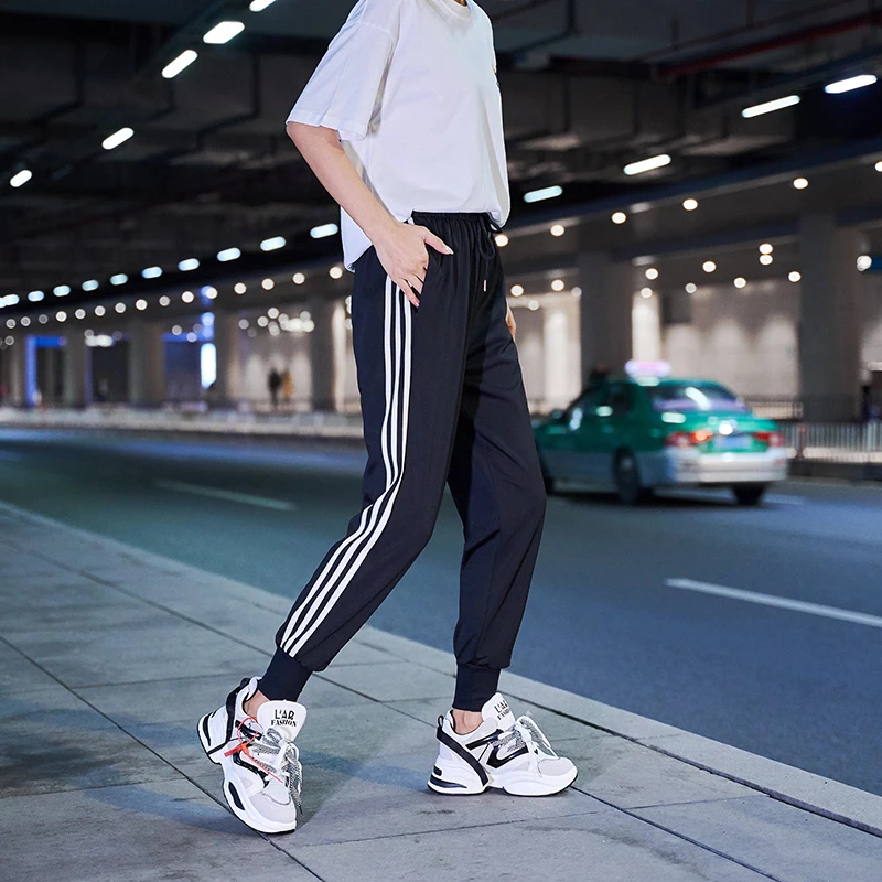 Tanie Białe boczne spodnie sportowe damskie letnie zimowe streetwear plus size spodnie cargo damskie spodnie luźne spodnie dresowe damskie jogger