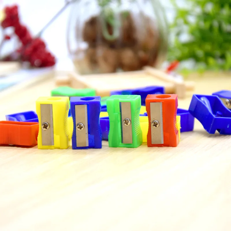 50 개 공장 직접 공급 간단한 작은 연필 깎이 사각형 실용적인 플라스틱 연필 깎이 도매 공급